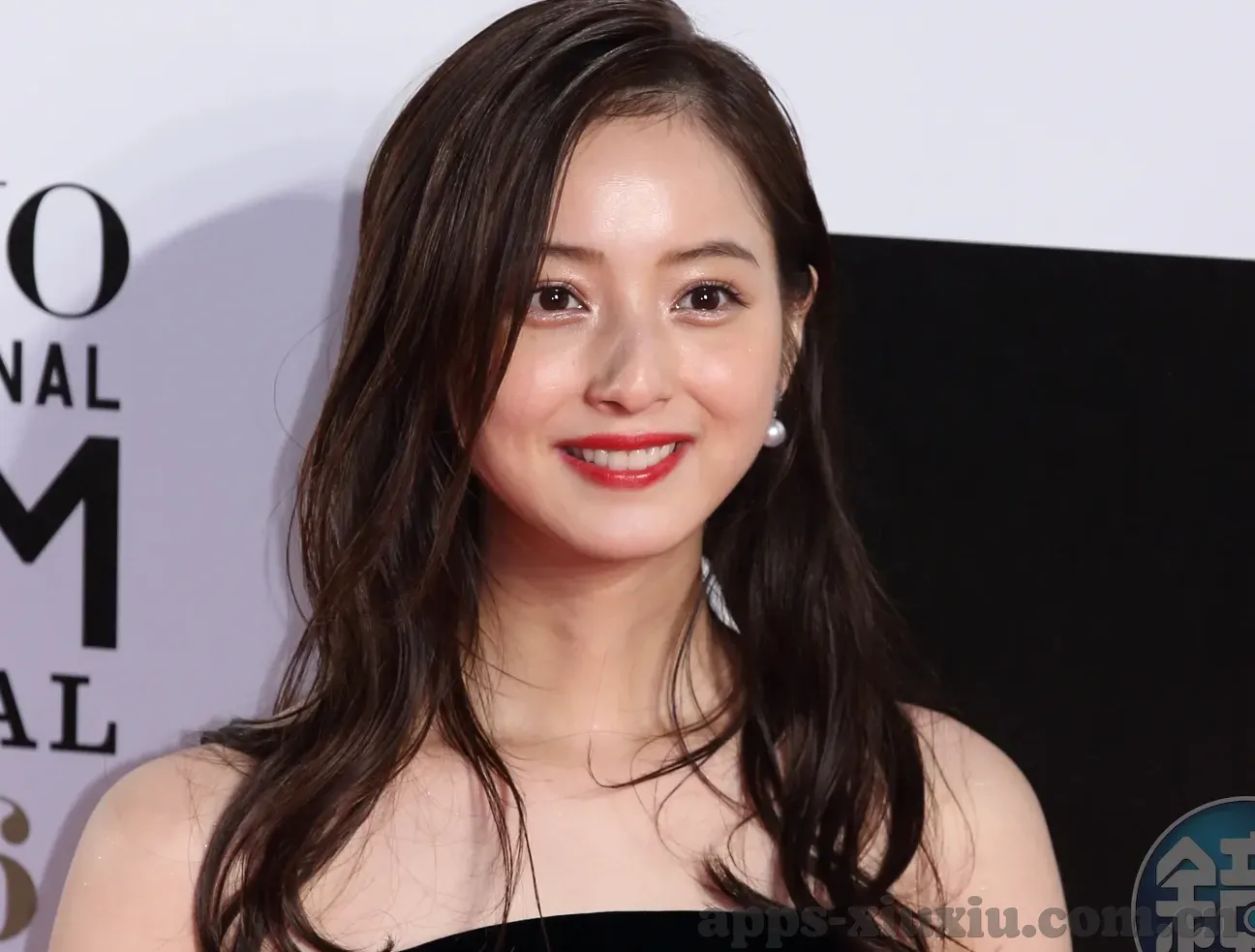 人妻麻豆av-多元视角下的网络世界，从夹缝中寻找真实与教育的平衡